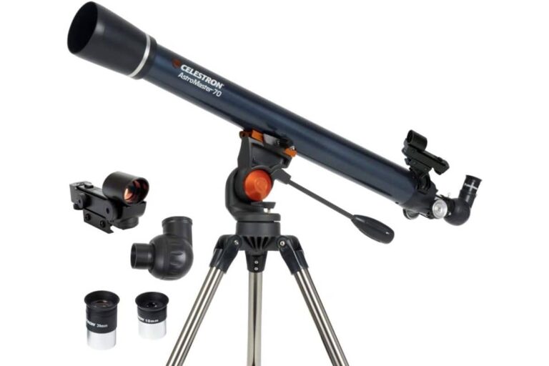 Telescópio astronômico refrator AstroMaster 70AZ Celestron com tubo óptico azul escuro, montado em um tripé robusto de aço inoxidável, acompanhado de acessórios como oculares de 10mm e 20mm, um buscador Red Dot Finder e um prisma diagonal.