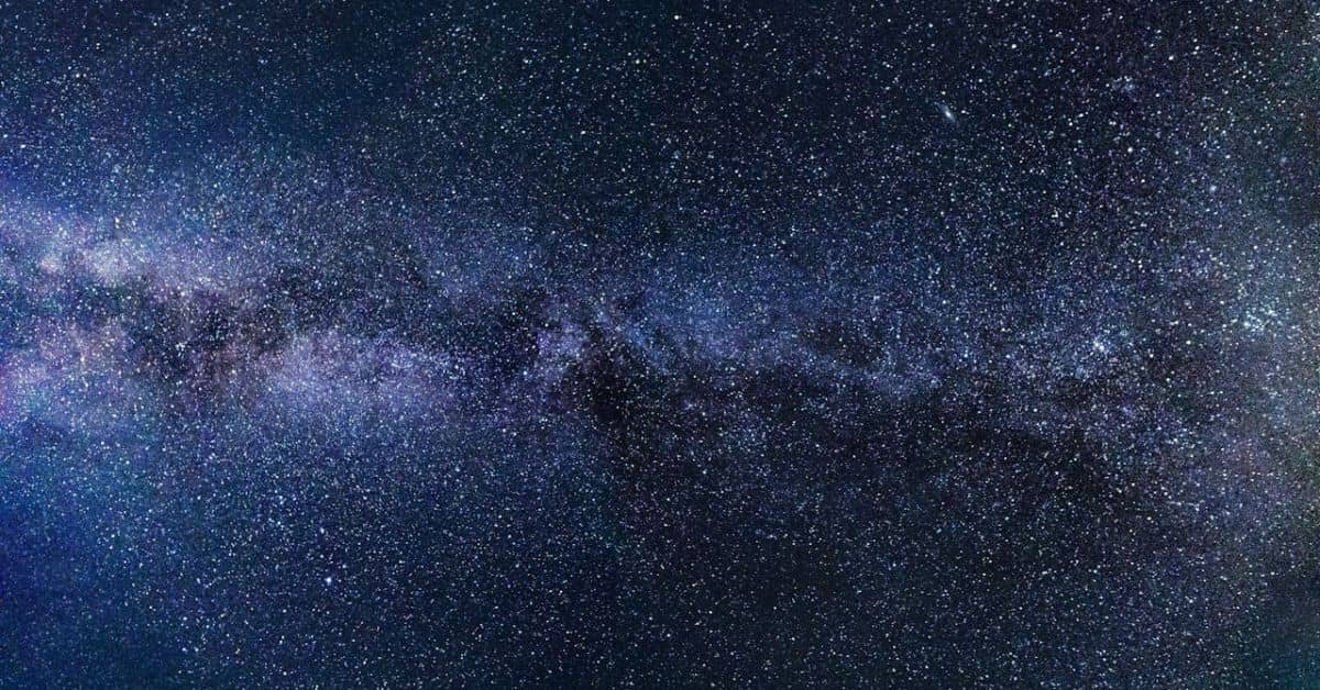 Céu noturno com estrelas.