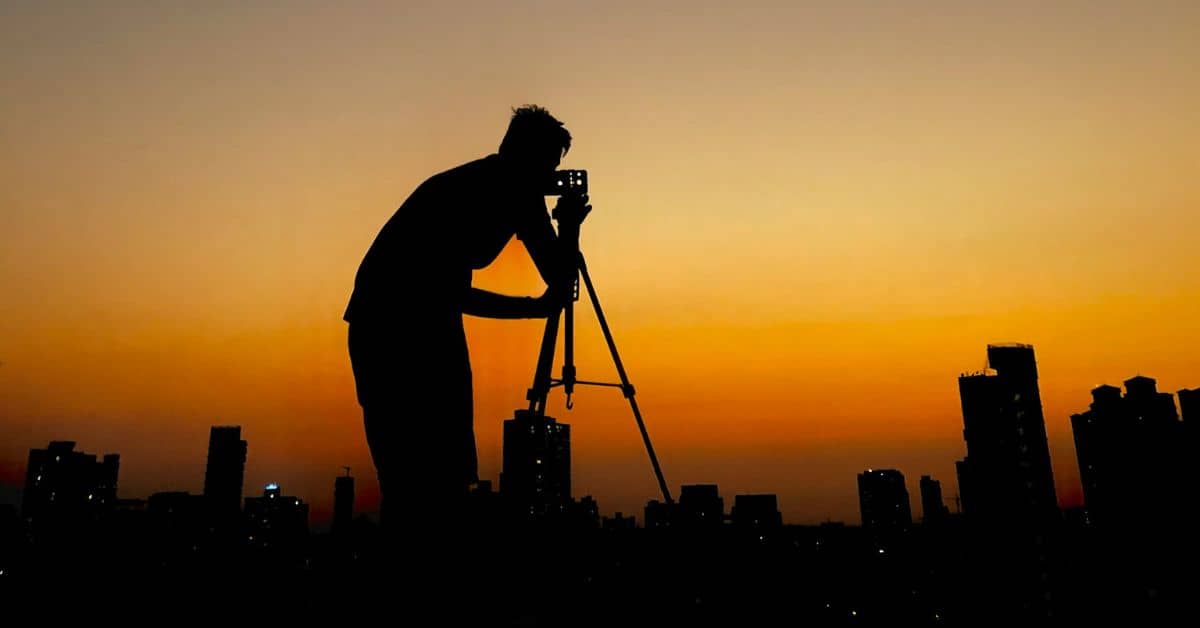 Homem observando o céu notunro.